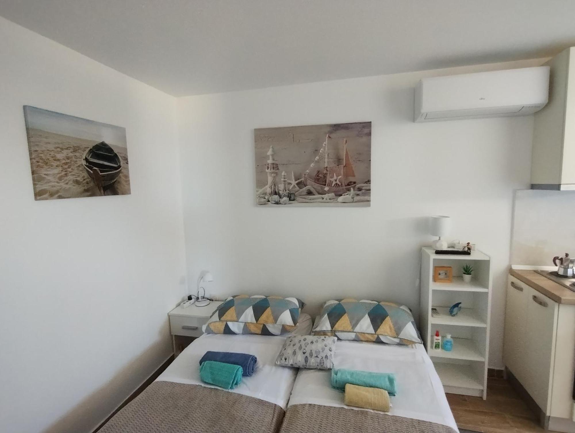 Old Captain'S Apartments - In A Pine Wood By The Sea And Tennis Courts Split Room photo